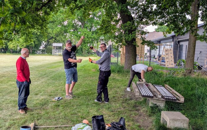 STV Faustball Platzarbeiten Bänke Streichen