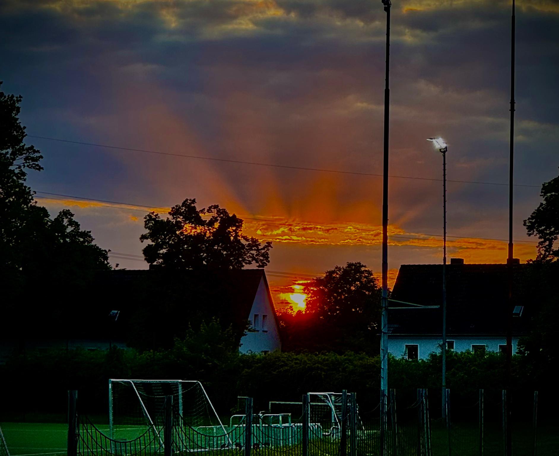 Kunstrasenplatz der STV-Sportanlage Jahnstraße im Abendlicht