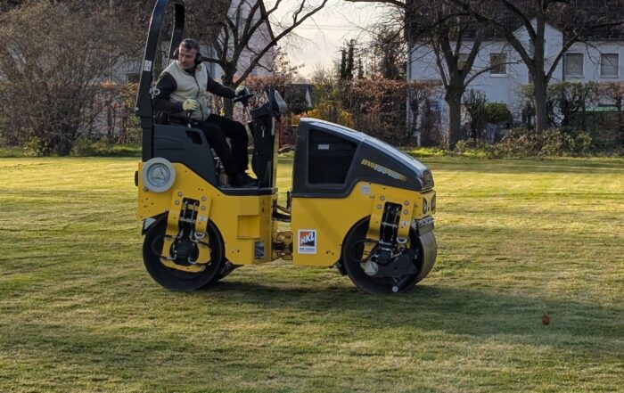 Faustballer walzten den Naturrasen in der Jahnstraße