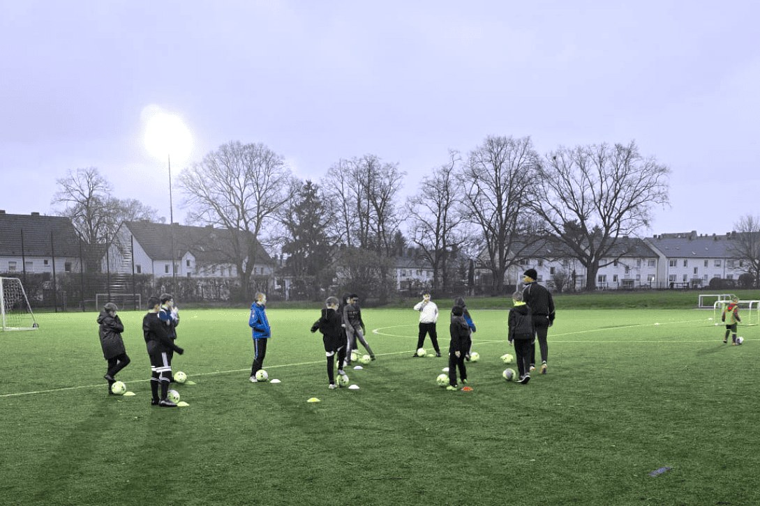Kinder beim Fußballtraining auf der STV-Sportanlage Jahnstraße